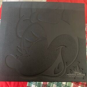 The Minnie Mouse The Main Attraction Complete Pin Set And Book